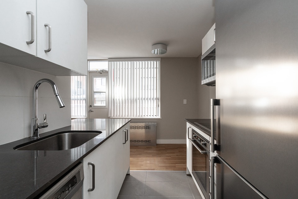 Renovated one bedroom, King and Jameson - ID 405 2