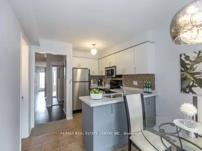 3bed 3 bath and 1+1 Parking space condo townhouse for sale in Hillcrest Area. One of the convenient...