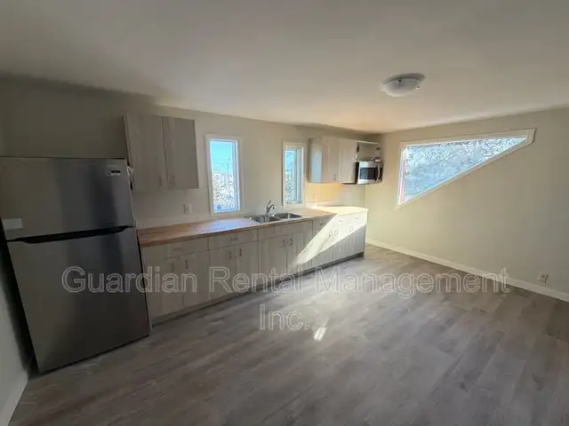 Upper-Level 1 Bed, 1 Bath Unit - 1 Nugent St. - $1800/month