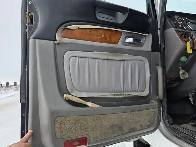 2012 PETERBILT 388 in Heavy Trucks in Saskatoon - Image 17