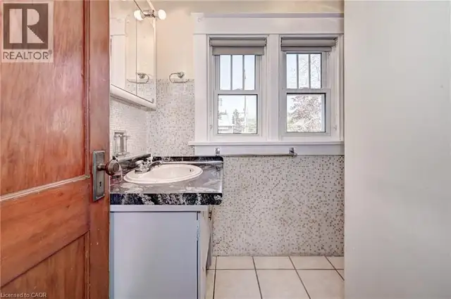147 COURTLAND Avenue E Kitchener, Ontario in Houses for Sale in Kitchener / Waterloo - Image 22