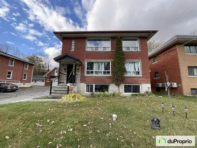 Triplex à vendre dans le secteur nord de Sherbrooke. Parfaitement situé entre le cégep et l'universi...