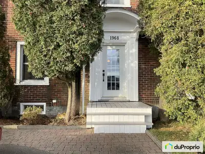 Charmante maison de ville disponible dès maintenant et clé en main! Les facades sont en briques roug...