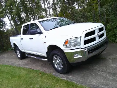 HEMI 5.7 L aut, AC (cold), pdls, cruise, tilt, back up alarm, pslide rear window and towing package....
