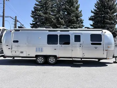 2014 Airstream Flying Cloud 30FBQ Bunk Model Classic Airstream design meets family-ready functionali...
