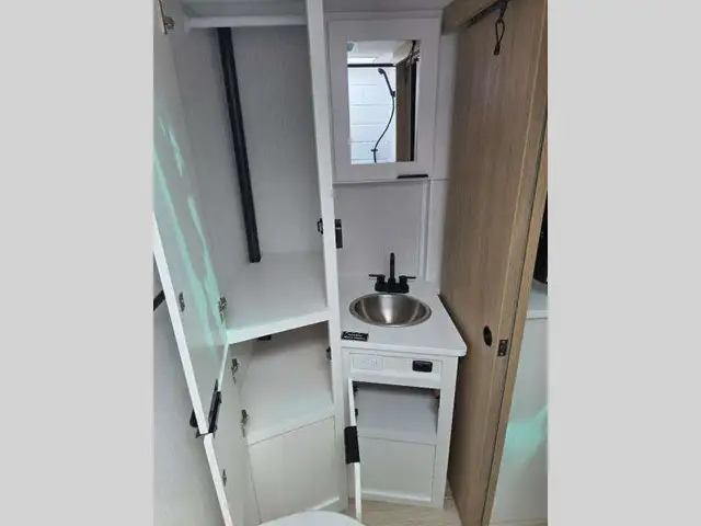 2026 Winnebago Micro Minnie 2108DS in Travel Trailers & Campers in Penticton - Image 21