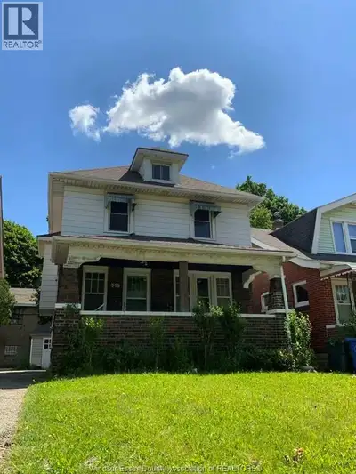 Great oppotunity for investment nearby University campus. This excellent maintained house includes 6...