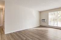 Amenities: Private Yard • Air Conditioning • Heat & Water Included Suite & Building: Spacious bachel... (image 6)