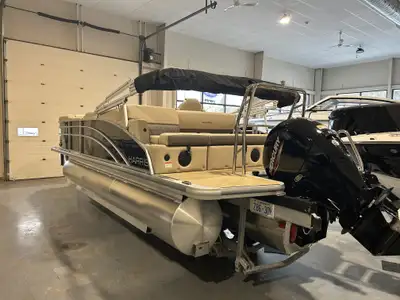 GENERAL: 150L EFI FOURSTROKE. 325 Chassis 3 Tubes 25in.in. OUT/27in. CTR W/STRAKES & KEEL. Bimini 10...