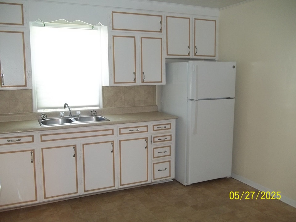 THREE BEDROOM HOME WITH GARAGE 5