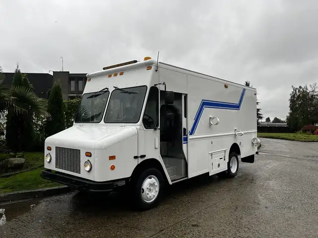 2005 Morgan Olson Workhorse 14 Foot Step Van with Shelving in Heavy Trucks in City of Montréal - Image 6