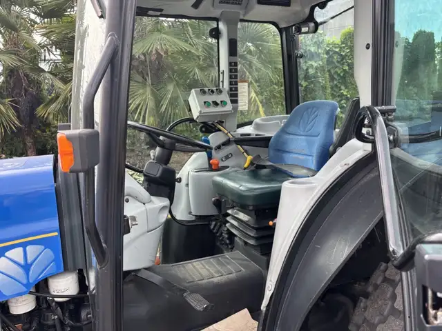 2009 New Holland T4020 Utility Tractor in Heavy Trucks in Delta/Surrey/Langley - Image 25