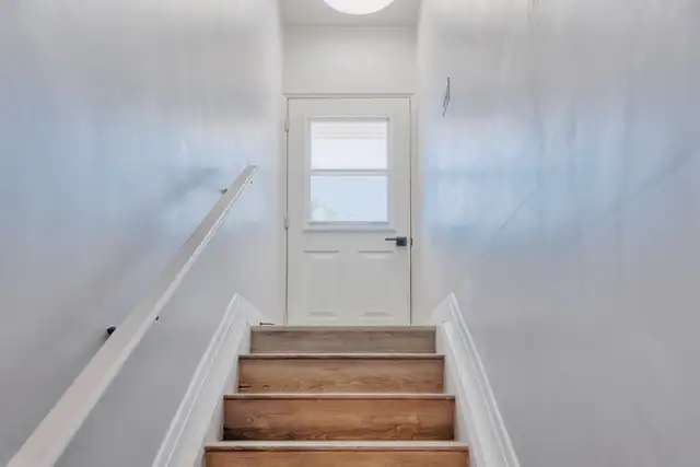 Beautiful 2 Bedroom Basement Apartment – All Utilities & Parking in Long Term Rentals in City of Toronto - Image 4