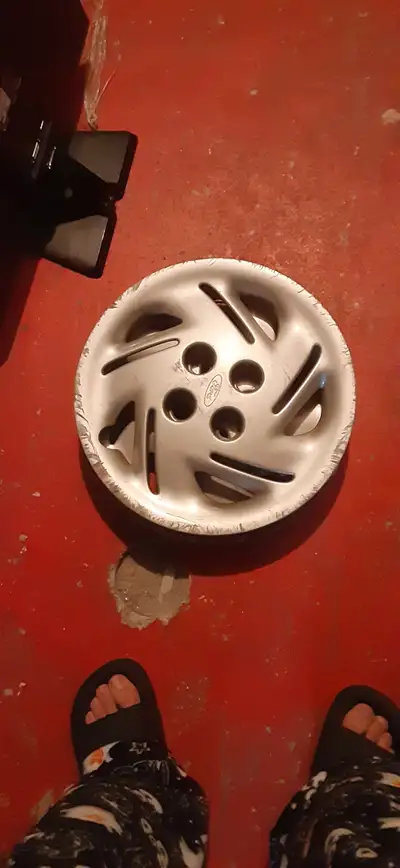 4 enjoliveurs 15 pouces à vendre pour voiture Ford.