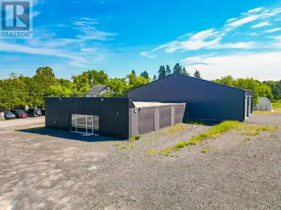 Position your business for success with this high exposure commercial property offering excellent vi...