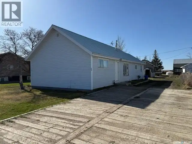 69 Railway AVENUE Kindersley Rm No. 290, Saskatchewan in Houses for Sale in Saskatoon - Image 2
