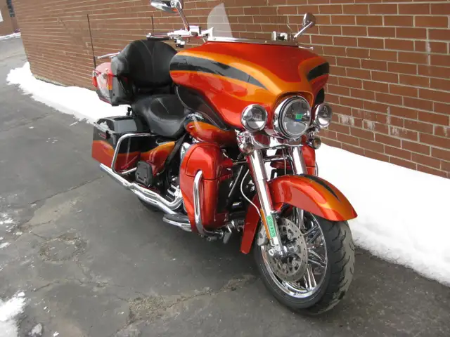 2013 Harley-Davidson FLHTCUSE8 CVO ULTRA CLASSIC in Street, Cruisers & Choppers in City of Toronto - Image 4