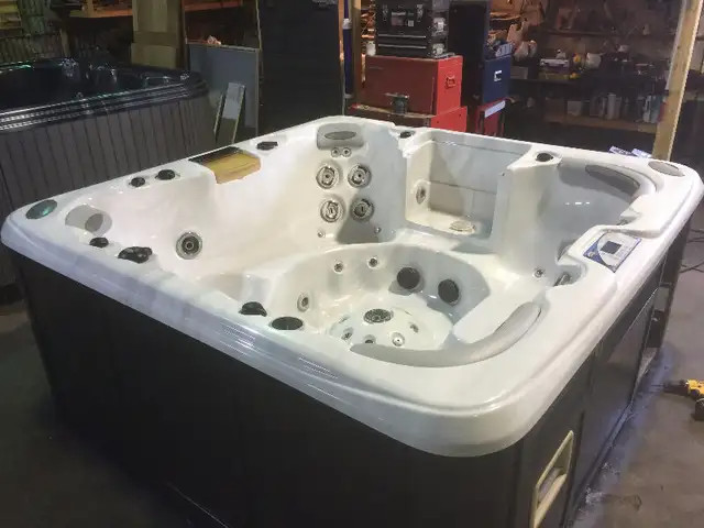 Used Hot Tubs that work perfectly. dans Spas et piscines  à St. Catharines - Image 3