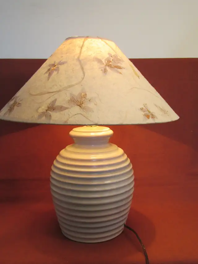 80's Postmodern -Style Ribbed Design Plaster Table Lamp (IKEA?) in Indoor Lighting & Fans in City of Montréal - Image 4