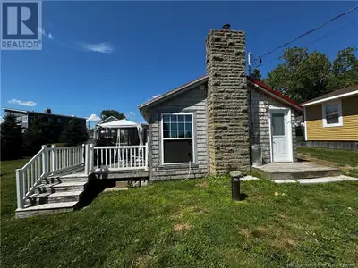 Step inside this 4 season cottage which offers open concept living with one closed bedroom and a Mur...