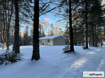 Bienvenue dans votre petit coin de paradis! Cette charmante maison quatre-saisons est située dans un...