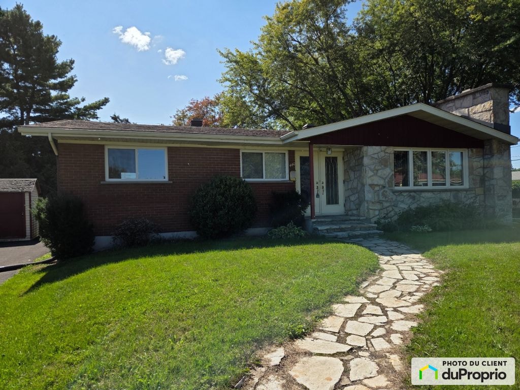 $595,000 - Bungalow for sale — photo 1