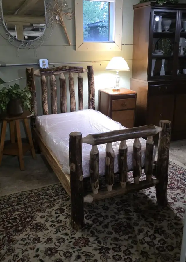 Handmade Child's Log Bed633475368254731213