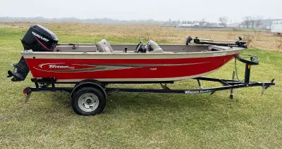 2005 Triton DV 150, Mercury 40 HP 2 Stroke Motor, Trolling Motor and Trailer DV 150 Triton Mercury 4...