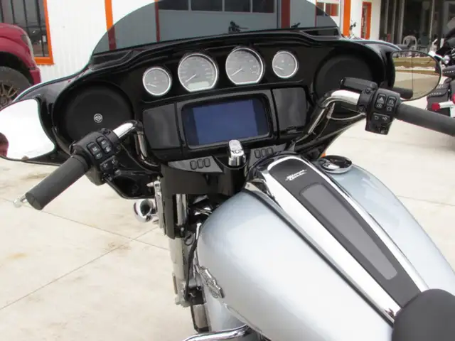 2023 Harley-Davidson FLHXS Street Glide Special in Sport Touring in Leamington - Image 14