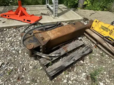 B&D Extremely well built Hydraulic braker. Came off a Volvo back hoe, We can make it work on any uni...
