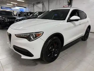 Découvrez ce magnifique Alfa Romeo Stelvio AWD 2018, un VUS de luxe qui se démarque par son design i...