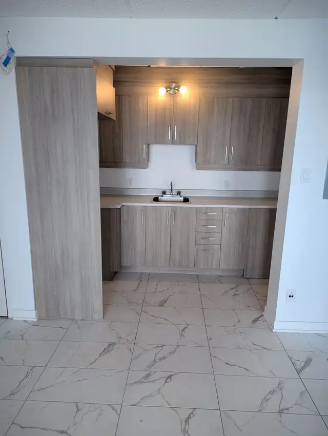 Grand 4 1/2 - Entièrement Rénové - Près des services! in Long Term Rentals in City of Montréal - Image 3