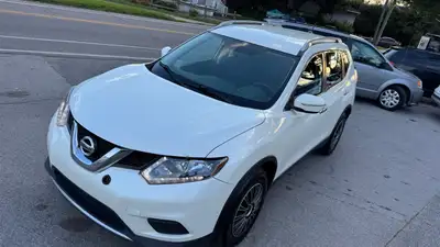 Voici belle 2015 Nissan Rogue FWD. Confortable de modèle à transmission automatique et roulant comme...