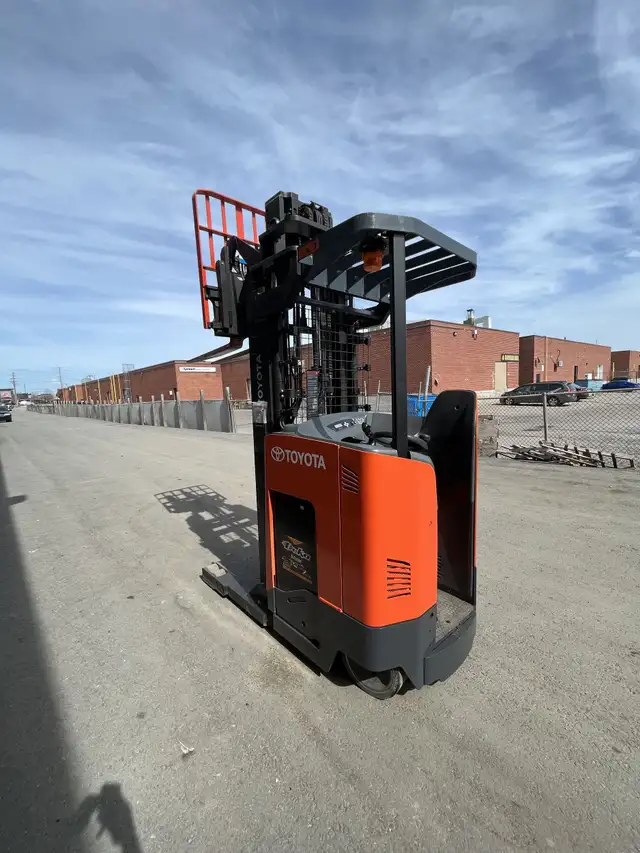 2017 Toyota Reach Forklift w 3500lbs cap Certified with charger in Heavy Equipment in Mississauga / Peel Region - Image 9