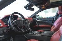 Maserati Ghibli Modena Q4 2022: - Extérieur bleu BLU NOBILE avec intérieur en cuir rouge ROSSO avec... (image 1)