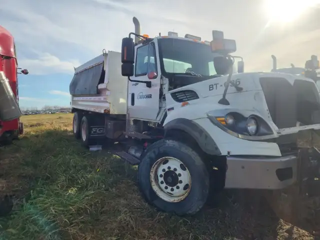 2014 INTERNATIONAL 7500 SBA SNOW PLOW FOR PARTS BOX IS SOLD in Heavy Equipment Parts & Accessories in Edmonton - Image 2