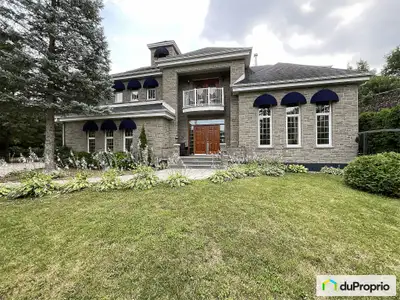 Magnifique résidence au coeur du Mont-St-Hilaire, l'une des plus belles villes du Québec. Située sur...