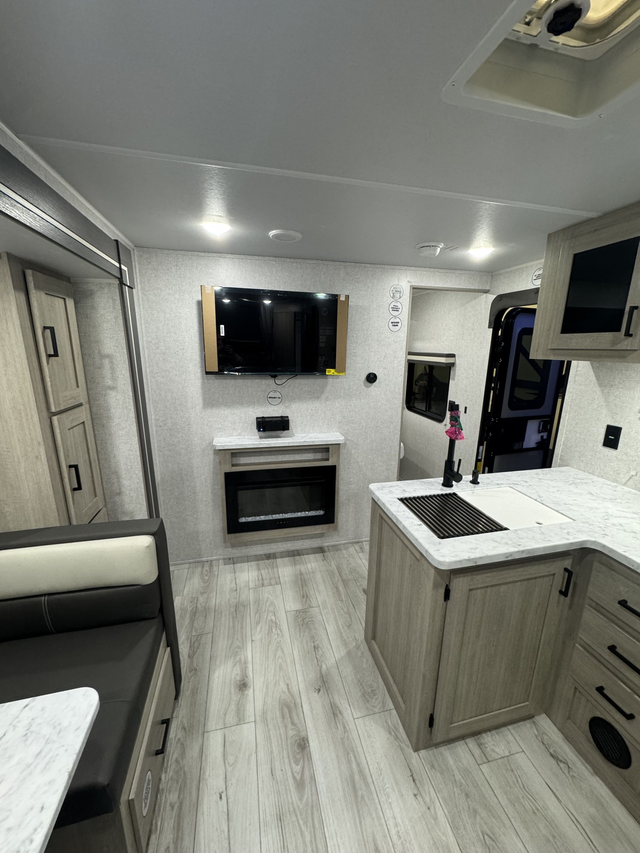 2026 FOREST RIVER DELLA TERRA 241BH in Travel Trailers & Campers in Regina - Image 10