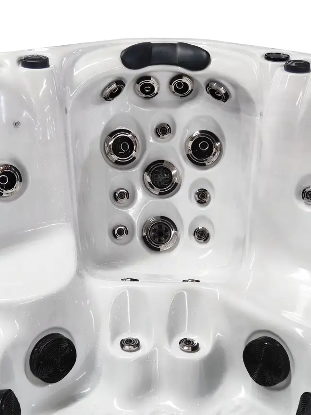 VEGA HOT TUB FOR SALE in Hot Tubs & Pools in Oakville / Halton Region - Image 9