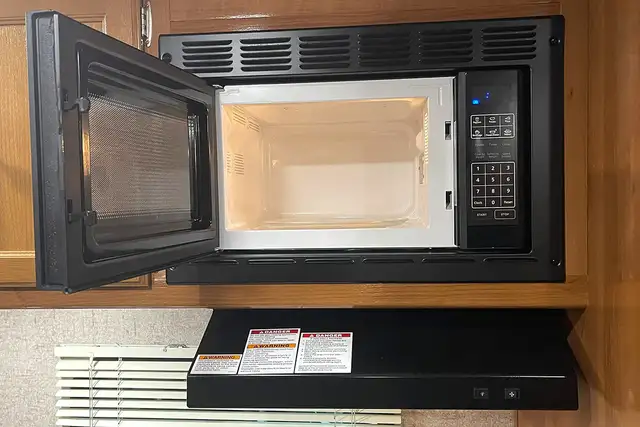 2018 Coachmen Leprechaun 220QB – Pre-Owned Class C Motorhome. in RVs & Motorhomes in Red Deer - Image 28