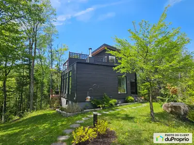 Découvrez cette superbe propriété contemporaine offrant une vue imprenable sur les montagnes et le d...