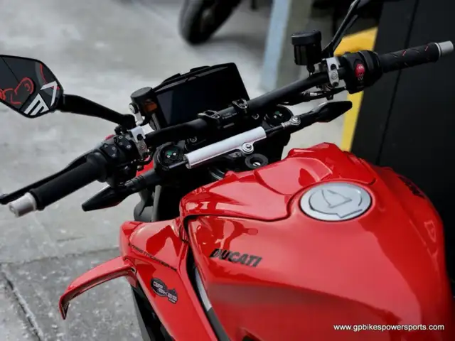 2025 Ducati Streetfighter V4 Ducati Red in Sport Bikes in Oshawa / Durham Region - Image 8