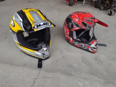 2 casques de motocross en bonne condition. le jaune grandeur large 75.00$ ferme et le rouge medium j...
