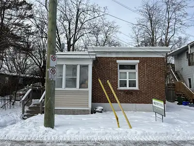 Availability: Immediately Charming bungalow located in the Williamsville neighbourhood Great locatio...