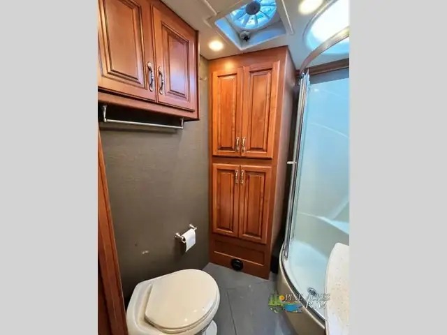 2013 Fleetwood RV Discovery 40X Diesel 057,684 Miles in RVs & Motorhomes in Moncton - Image 38