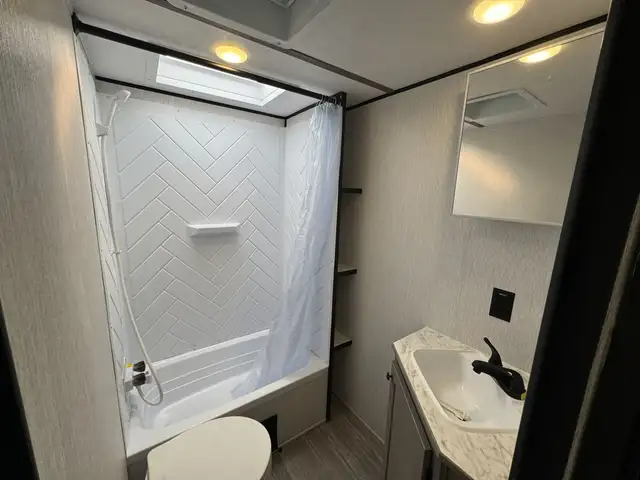 2027 ,Sun Lite,Sunset Park RV 21DB in Travel Trailers & Campers in Kamloops - Image 11