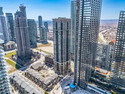 Chicago Condos in heart of Mississauga downtown. NE corner unit at Chicago Condos. 811 sq. ft. (729...