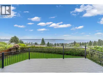 Some homes have a view. This one has the view. Perched below Hwy 1 on a quiet, cul-de-sac, Queens ne...