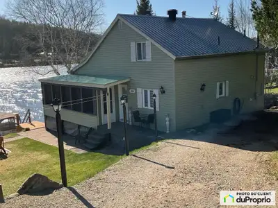 Magnifique chalet plain-pied à aire ouverte avec mezzanine. Idéal pour les amateurs de pêche, chasse...