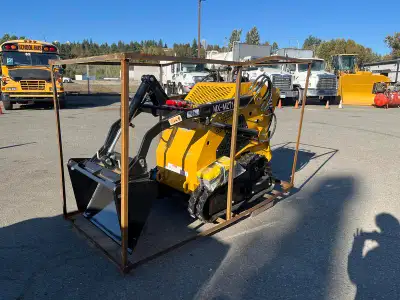 2025 AGT INDUSTRIAL MX-MZT14 GAS POWERED RUBBER TRACK RIDE ON MINI SKID STEER WITH ATTACHED 32in. BU...
